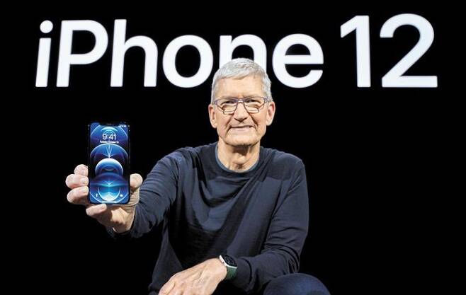 팀 쿡 애플 최고경영자(CEO)가 지난해 9월 9자사 첫 5G(5세대 이동통신) 스마트폰인 ‘아이폰12 프로’를 선보이고 있는 모습.