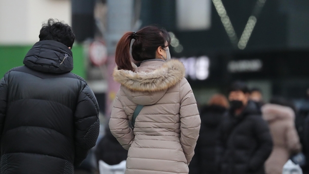 28일 오전 서울 광화문 네거리에서 출근길 직장인들이 두꺼운 방한복을 입고 횡단보도 신호를 기다리고 있다. /연합뉴스