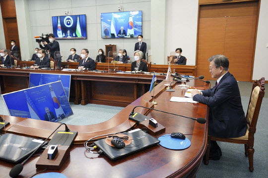 문재인 대통령이 28일 청와대에서 샤브카트 미르지요예프(Shavkat Mirziyoyev) 우즈베키스탄 대통령과 화상 정상회담을 하는 모습. 청와대 제공.