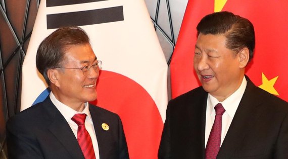 문재인 대통령과 시진핑 중국 국가주석이 지난 2019년 11월 11일(현지시간) 아시아태평양경제협력체(APEC) 정상회의에서 서로 바라보며 미소짓고 있다. /사진=fnDB