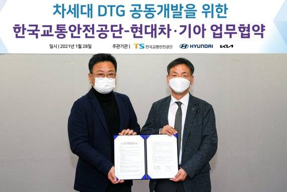 한국교통안전공단 조경수 본부장(오른쪽)이 28일 업무협약 체결 후 현대자동차 권오륭 실장과 기념사진을 찍고 있다. 공단 제공