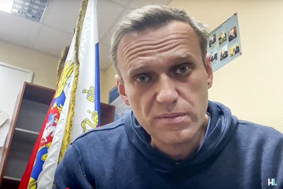 러시아 야권 지도자 알렉세이 나발니가 지난 18일(현지시간) 모스크바 외곽의 경찰서에서 법원 출석을 기다리며 유튜브 채널을 통해 입장을 밝히고 있다.AP뉴시스