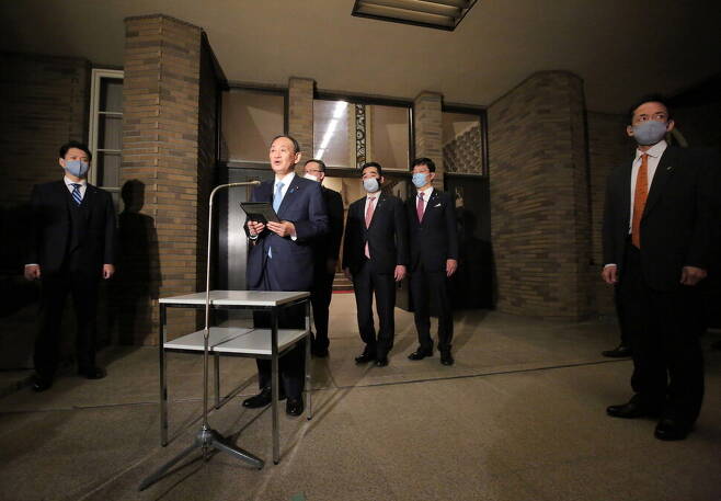 스가 요시히데 일본 총리가 조 바이든 미국 대통령과 첫 미-일 정상 통화를 마친 28일 새벽(현지시각) 도쿄 관저 앞에서 성명을 발표하고 있다. 도쿄/EPA 연합뉴스