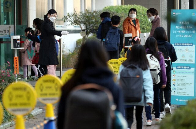 지난해 10월 서울 금천구 문백초등학교에서 1학년 학생들이 등교하고 있다. 박종식 기자 anaki@hani.co.kr