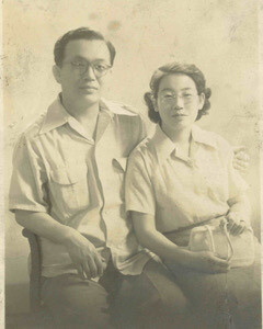 필자의 부친 박성철(왼쪽)과 모친 이남순(일선·오른쪽)은 일본 유학을 거친 엘리트로 1944년 결혼해 2남2녀를 뒀다. 사진은 1954년 일본에서 찍은 것으로, 수력기계 전문가였던 부친이 미국 출장 도중에 한국전쟁이 터져 도쿄의 맥아더 사령부에서 일한 까닭에 휴전 이후 모친이 찾아가 재회한 기념이었다. 김반아씨 제공