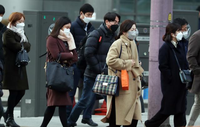 서울 지역 아침기온이 영하권을 보인 27일 종로구 세종로 네거리에서 시민들이 두꺼운 외투를 입고 출근하고 있다. 뉴스1