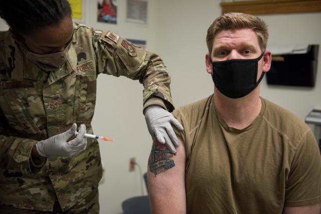 지난달 29일 전북 군산 공군기지에서 미군 장병들이 코로나19 백신 1차 접종을 받고 있다. 주한미군사령부 제공