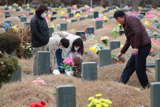 지난 24일 오후 부산 금정구 영락공원에서 성묘객들이 조상의 묘를 찾아 성묘하고 있다. 부산시는 코로나19 확산 예방을 위해 다음 달 설 연휴에 영락공원, 추모공원 공설묘지·봉안시설을 폐쇄한다. 연합뉴스