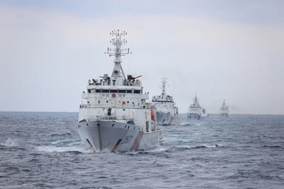 중국 해양경찰국 소속 2501함정을 앞세운 해경 함대가 순항하고 있다. 중국 해경은 공식 위챗(중국판 카카오톡) 계정을 통해 지난 6일 이 사진을 공개했다. 2501함정에 탑재된 76㎜ 속사포가 선명하다. [중국해경 위챗 캡처]