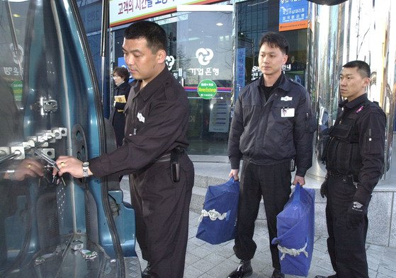 한국금융안전 직원들이 현금을 수송하고 있다．김상선 기자
