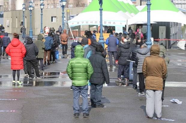 28일 오후 서울역광장에 설치된 임시선별진료소에 노숙인 시설 이용자를 비롯한 시민들이 검사를 받기 위해 줄을 서 있다. /사진=연합뉴스