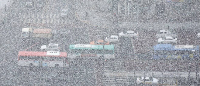 28일 오전 경기 고양시의 한 도로에서 차량들이 눈이 내린 도로 위를 서행하고 있다. 연합뉴스