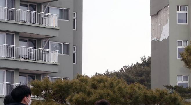 28일 낮 12시40분쯤 강원 강릉시 안현동의 한 호텔 외벽 일부가 강풍의 영향으로 뜯겨 있다. 연합뉴스