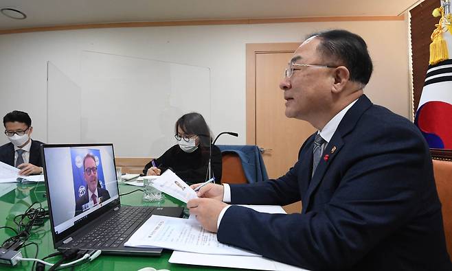 Finance Minister and Deputy Prime Minister Hong Nam-ki speaks with Korea Mission Chief at the IMF Andreas Bauer in a video conference held Wednesday. (Ministry of Economy and Finance)