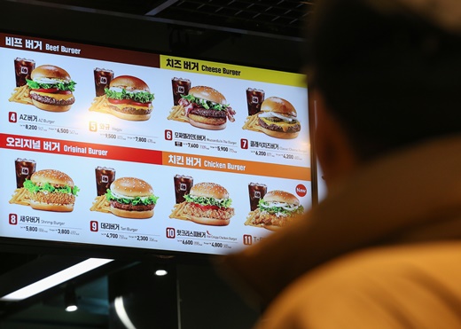 햄버거 프랜차이즈 롯데리아가 약 1년 만에 가격 인상을 단행한다. /사진=뉴스1 DB