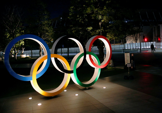일본 도쿄 국립경기장 앞에 올림픽 관련 조형물이 세워져 있다. /사진=로이터