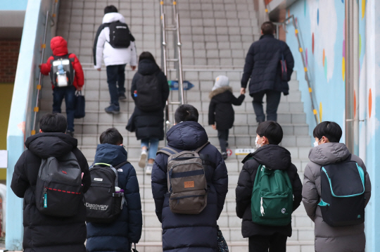 서울의 한 초등학교에서 학생들이 교육부가 유치원과 초등학교 1~2학년 중심의 등교 확대 방안 등 올해 학사운영 세부방안을 발표한 28일 오전 등교를 하고 있다.  뉴시스