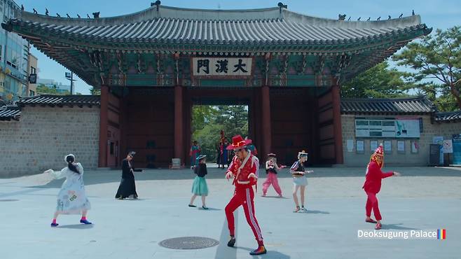 5대궁 중 덕수궁 대한문. 세계적인 댄스그룹이 된 앰비규어스가 한국관광공사 홍보영상 촬영현장에서 춤추고 있다.