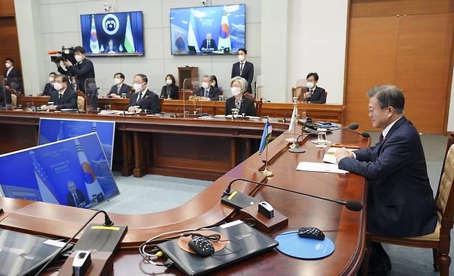 문재인 대통령이 28일 오후 청와대에서 열린 한-우즈베키스탄 화상 정상회담을 가졌다.[연합]