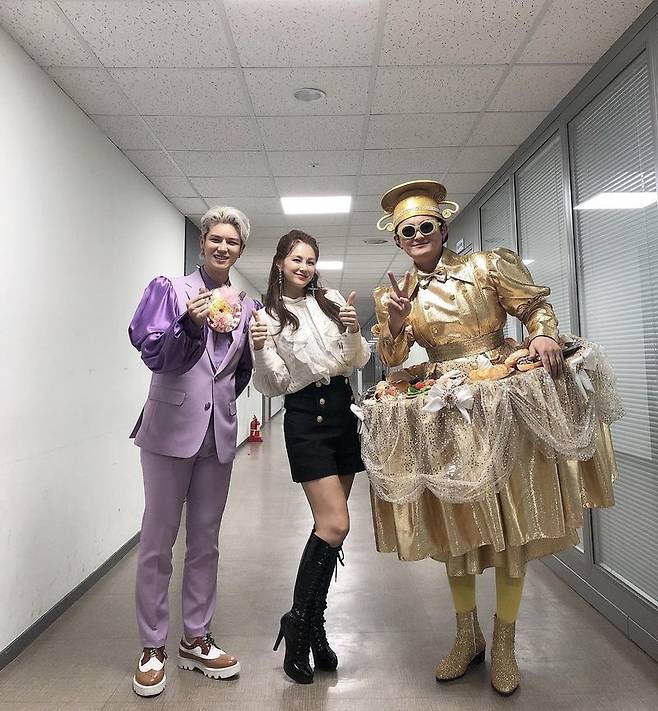 Singer Chae Yeon has released a photo of her with NORAZO (Jovin, Xin).On January 28, Chae Yeon posted several photos on Instagram with the phrase When is the diet? It is so heavy on the stage that it is good to have fun with eyes and ears # NORAZO.In the open photo, Chae Yeon poses with NORAZO; another also features Chae Yeon taking selfies at the Waiting Room.In particular, Chae Yeon boasted of her beauty even though she was 44 years old this year.On the other hand, Chae Yeon has recently appeared in MBN entertainment Voice of Hope.