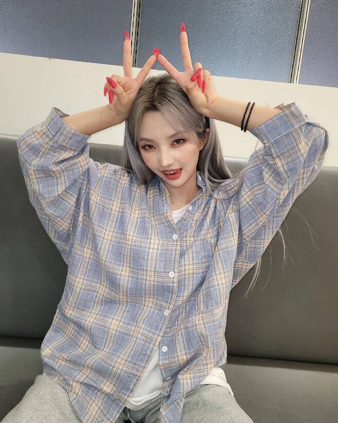 Group (G)I-DLE So-yeon has expressed gratitude for the fans.(G) The official Instagram of I-DLE posted a photo on January 28 with the article Thank you so much for giving me such a gift until the #So-yeon Neverland Major.So-yeon in the public photos is in various poses, especially the lovely beauty overwhelmed her gaze.
