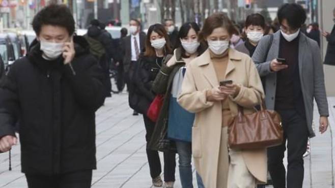 일본 도쿄의 상업지구인 긴자(銀座)에서 마스크를 쓴 사람들이 이동하고 있다. 연합뉴스