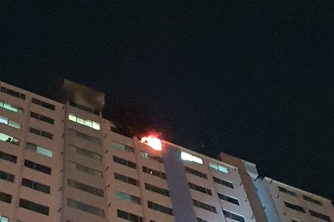 28일 부산 수영구 한 아파트에서 불이 나 150여명이 대피하는 등 소동이 일어났다. 다행히 인명피해는 없었다. 부산경찰청 제공