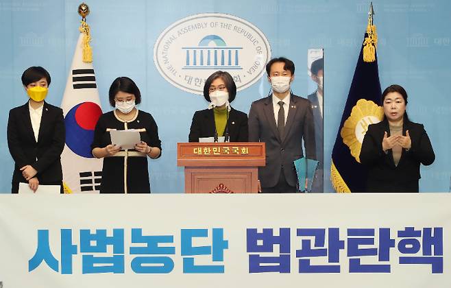 '사법농단 법관탄핵' 제안하는 이탄희(오른쪽 두번째) 의원. 연합뉴스