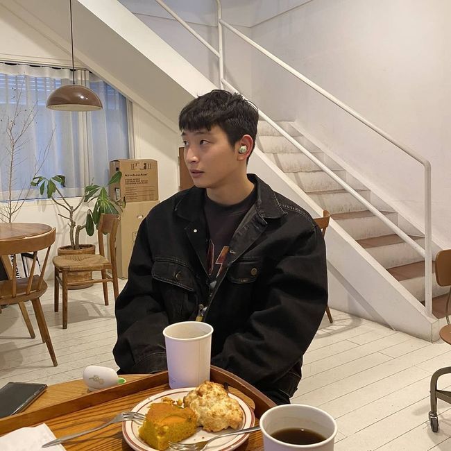 Singer and Actor Jinwoon reported on the recent situation for a long time.On the afternoon of the 28th, Jeong Jinwoon posted a selfie on his personal SNS, saying, # Are everyone doing well during the call?In the photo, Jinwoon is talking to someone with earphones in his ear.Jinwoon shot at the woman with her distinctive young visuals and sheer charm.In addition, Jinwoon was envious of the viewers, showing off his solid physical without any open shoulders and exposure.Meanwhile, Jinwoon is currently in public with Kyungri.Jinwoon SNS
