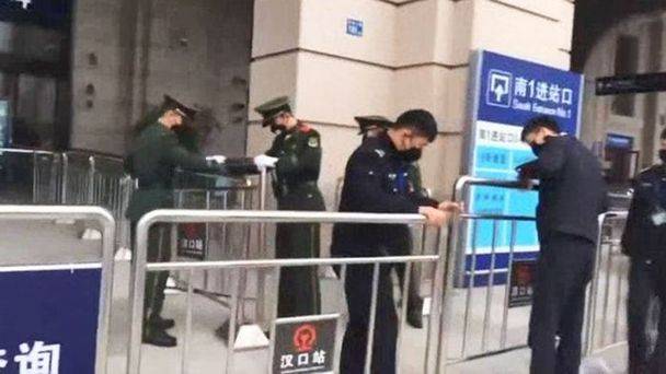 지난해 1월 23일 우한 열차역 봉쇄 장면.