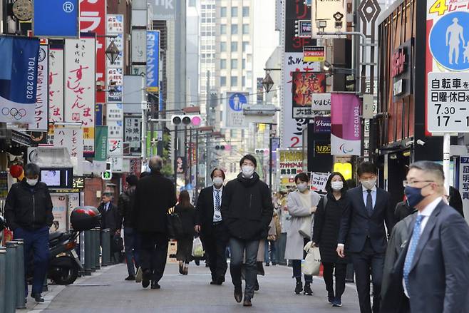 일본 수도 도쿄에서 27일 신종 코로나바이러스 감염증(코로나19) 예방 마스크를 쓴 행인들이 길을 걷고 있다. 도쿄 AP=연합뉴스