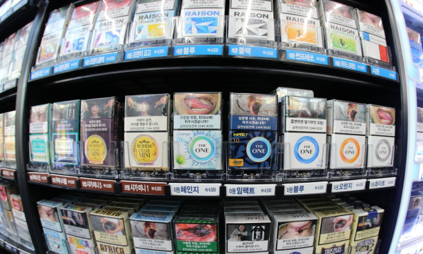 28일 오전 대전 서구에 위치한 편의점에 담배가 진열돼 있다. 뉴스1