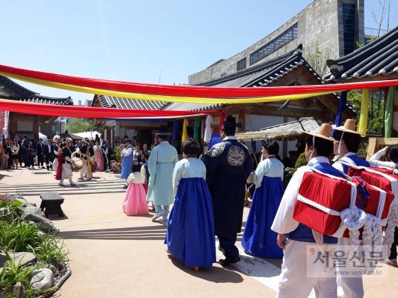 혼례가 치러지는 부천한옥체험마을. 부천문화원 제공