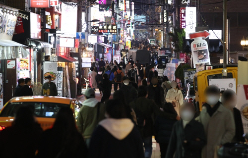 시민들로 붐비는 강남역 주변. 연합뉴스