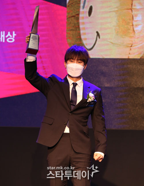 Singer Seo Eunkwang attended the 2021 Korea First Brand Award ceremony held at Conrad Hotel in Yeouido, Seoul on the afternoon of the 28th and has photo time.