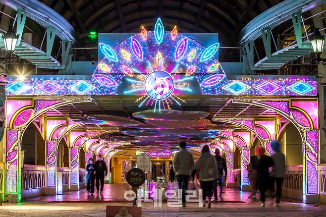 화려한 매직로드로 변신한 롯데월드 어드벤처 오버브릿지