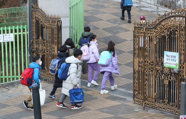 서울시내의 한 초등학교에서 개학한 학생들이 등교하고 있다. (사진=뉴스1)