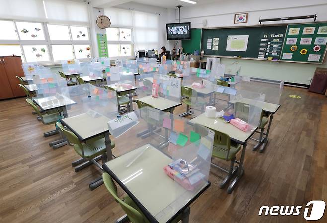 지난 27일 서울 노원구 소재 한 초등학교에서 교사가 개학한 학생들과 온라인 수업을 진행하고 있다./뉴스1 © News1 이성철 기자