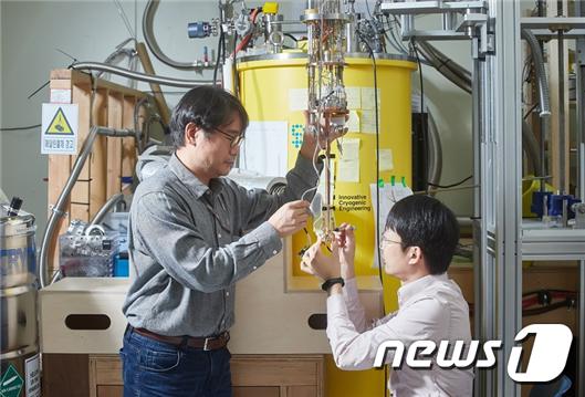 표준연 연구팀이 단전자 펌프 소자 실험을 진행하고 있다.(표준연 제공)© 뉴스1