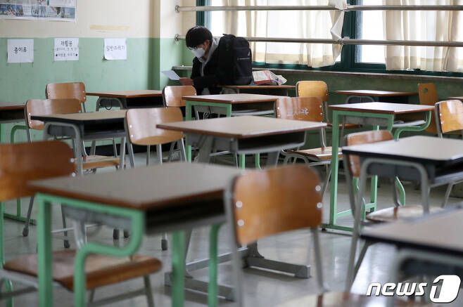 서울의 한 고등학교에서 한 학생이 텅 빈 교실에서 홀로 대학수학능력시험(수능) 성적표를 확인하고 있다. 2020.12.23/뉴스1 © News1 이성철 기자