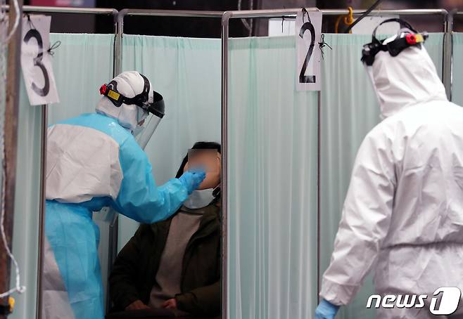 대전 서구보건소에 마련된 선별진료소에서 의료진이 분주한 모습을 보이고 있다. 2021.1.26/뉴스1 © News1 김기태 기자