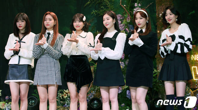 Seoul=) = Girl group April poses at the photo session of the 2021 VENTA X VR/XR CONCERT at the Gwanghwamun Four Seasons Hotel in Dangju-dong, Seoul Jongno District on the afternoon of the 29th.2021.1.29