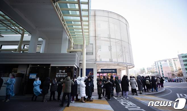 확진자가 무더기로 발생한 서울 성동구 한양대병원에서 직원과 의료진이 검사를 받기 위해 줄을 서 있다./뉴스1 © News1 이재명 기자