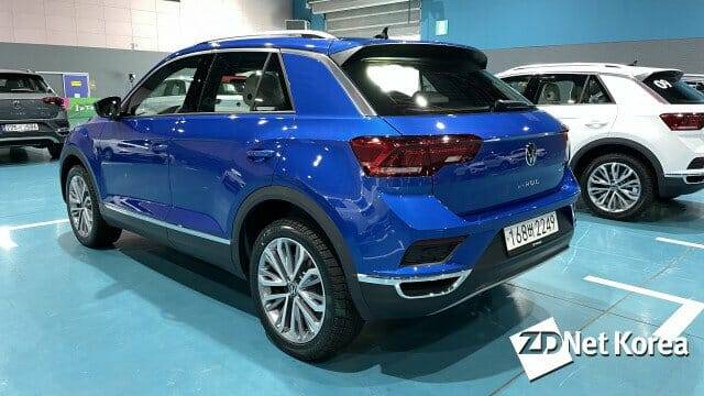 티구안보다 작은 폭스바겐 티록은 전반적으로 입체적인 외관 디자인을 갖췄다