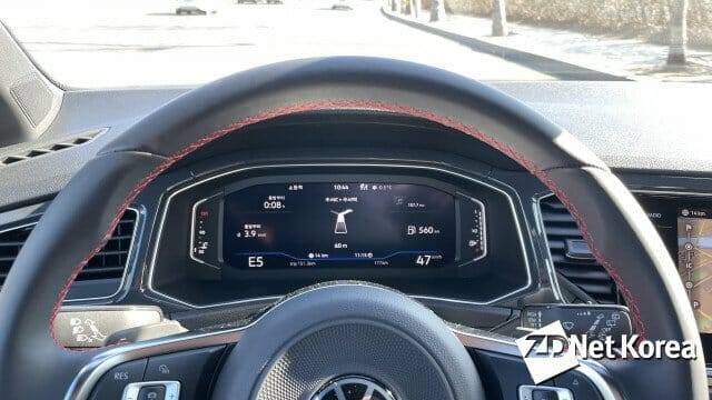 내비게이션 맵 대신 간단한 경로 안내 표기를 해주는 폭스바겐 티록 디지털 콕핏 구동 모습