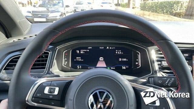 폭스바겐 티록은 국내 시장에서 어댑티브 크루즈 컨트롤 사양이 프리미엄 트림 이상부터 들어가지만, 차로 이탈 방지 목적의 레인 어시스트는 들어가지 않는다.