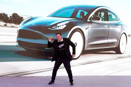 일론 머스크 테슬라 최고경영자(CEO)가 지난해 1월7일 중국 상하이에서 열린 ‘모델3’ 전기차 배송 행사에서 춤을 추고 있다. 로이터연합뉴스