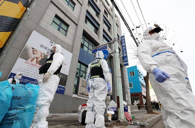 25일 오전 대전시 중구 대흥동 IEM국제학교 앞에서 경찰이 출입을 통제하고 있다. /신현종 기자
