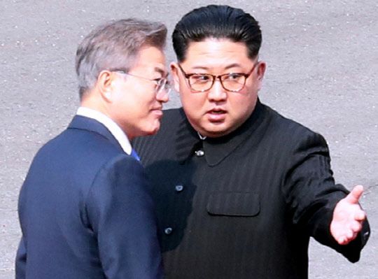 2018년 4월 27일 문재인 대통령과 김정은 국무위원장 판문점 도보다리 위에서 담소를 나누고 있다. /한국공동사진기자단