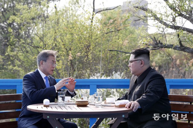 문재인 대통령(왼쪽)과 김정은 북한 국무위원장이 2018년 4월 27일 1차 남북 정상회담 당시 판문점에서 ‘도보다리’까지 산책한 뒤 벤치에 마주 앉아 이야기를 나누고 있다. 판문점=원대연 기자 yeon72@donga.com